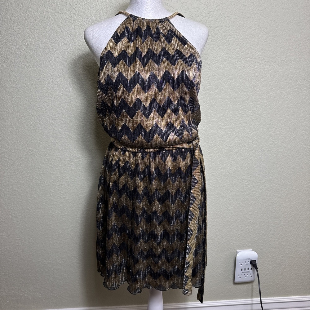 GUESS Dress Womens XS Gold Black Chevron Metallic Halter Pleated Shimmer Mini‎
